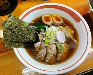 特製の醤油味ラーメン、味玉もとろ～り