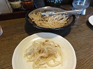 シャキシャキもやしを食べながら、ラーメンを待ちます♪