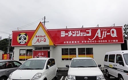 三ツ割店　曇り空こそ、きれいに見える色使いです(^^)v